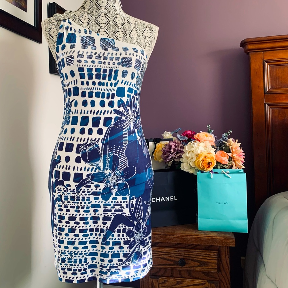 One shoulder dress, stretchy fabric. Used once. Size Medium